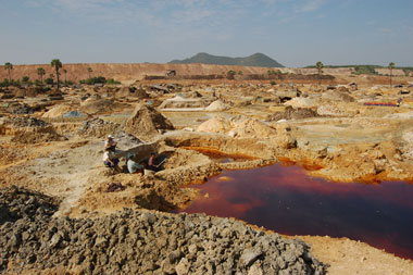 Villagers sifting through toxic mining waste at Ivanhoe's Monywa mine 