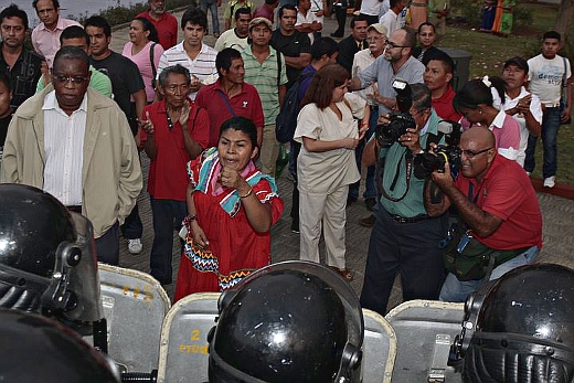 Protestors against Panamanian mining law
