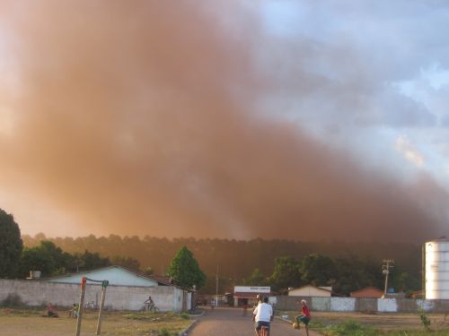 Clouds of iron dust hang over Piquiá de Baixo