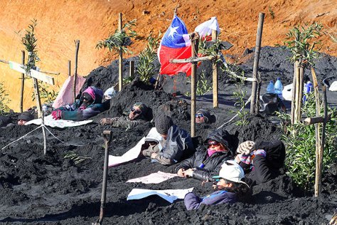Protesters in Coronel buried themselves in coal ash